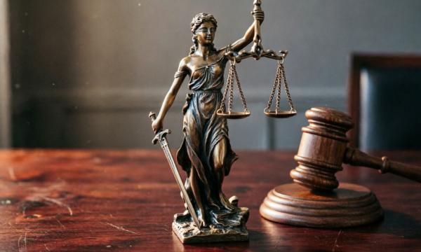 В Холмске наказали вандалов, дважды разгромивших модульный туалет