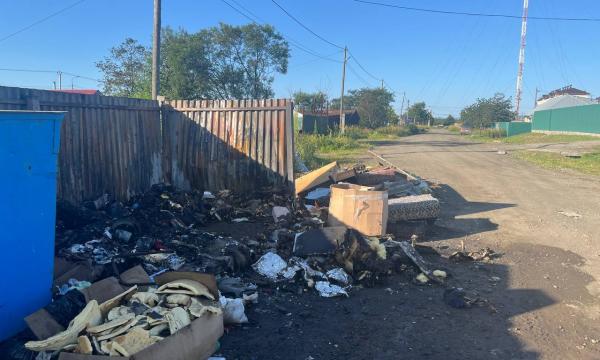 Пожарные ликвидировали возгорание на мусорной площадке в Поронайске