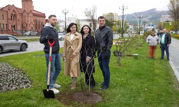 В Южно-Сахалинске высадили аллею "Сирень Победы"