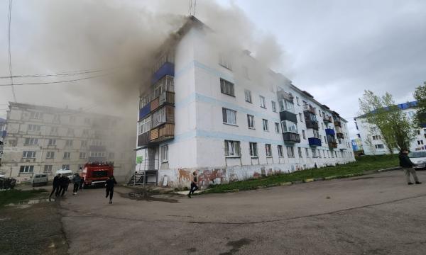 В Александровск-Сахалинском потушили крышу многоквартирного дома.