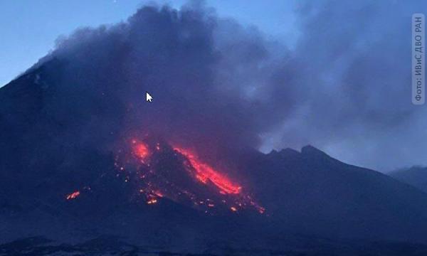 На Камчатке вулкан Безымянный выбросил столб пепла на высоту 11 километром