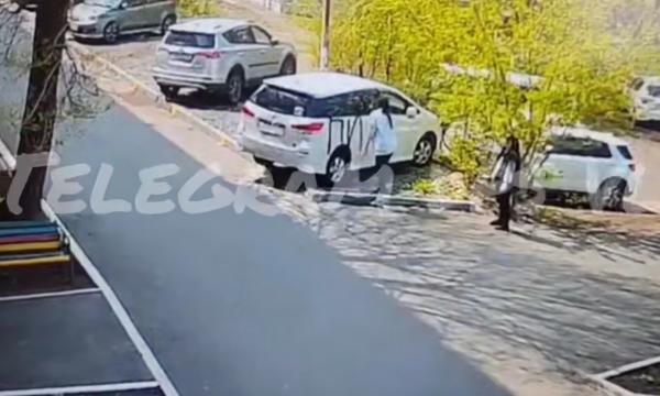 Во Владивостоке женщина написала баллончиком мат на машине пенсионера