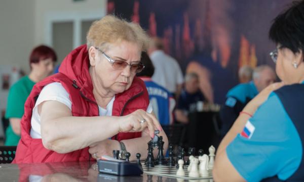 Сахалинские пенсионеры соревнуются в дартсе и шахматах на Спартакиаде
