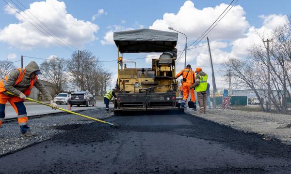 Коммунальные службы устраняют дефекты на дорогах Южно-Сахалинска