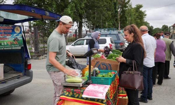 В Южно-Сахалинске прошла ярмарка местных производителей в честь Дня работника торговли