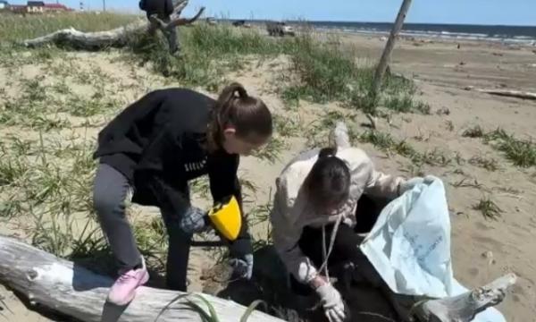 Сотни поронайцев вышли на уборку берега