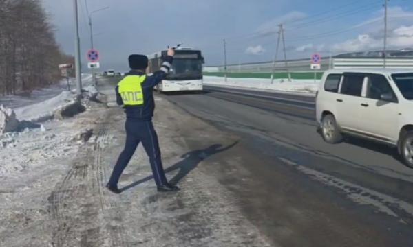 Сахалинские автоинспекторы провели рейд по пассажирским перевозкам