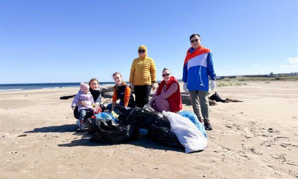 Молодые энергетики Сахалинэнерго очистили пляж в селе Стародубском