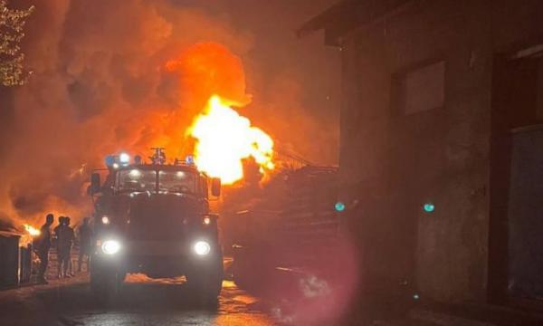 150 тонн воды потребовалась поронайским пожарным, чтобы потушить гараж и баню