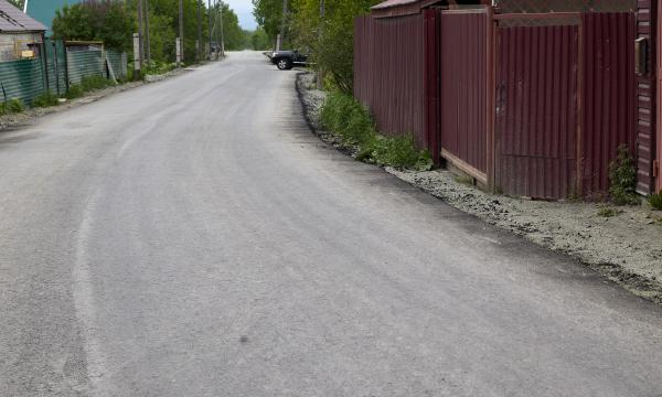 В Хомутово заасфальтировали проблемную грунтовую дорогу В Хомутово заасфальтировали проблемную грунтовую дорогу