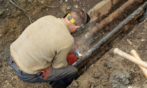 Коммунальщики начали замену аварийных сетей после жалоб жителей Южно-Сахалинска