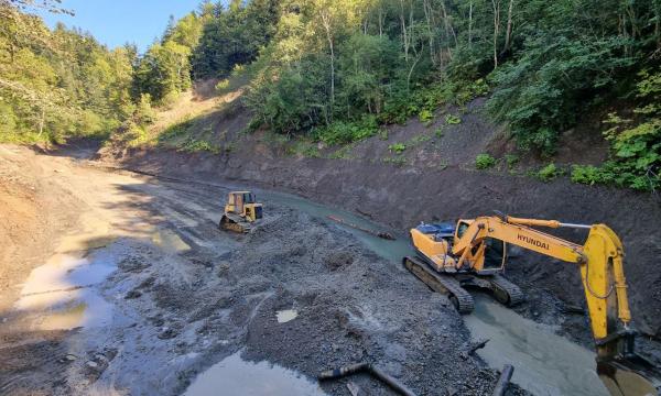 В Синегорске продолжаются работы по ремонту и очистке верхнего водохранилища