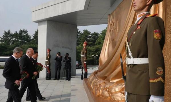 Делегация МЧС России почтила память героев в КНДР