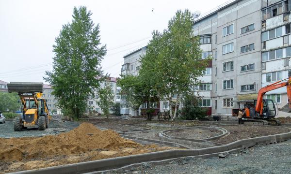 Мэр Южно-Сахалинска проверил ход капремонта дворов