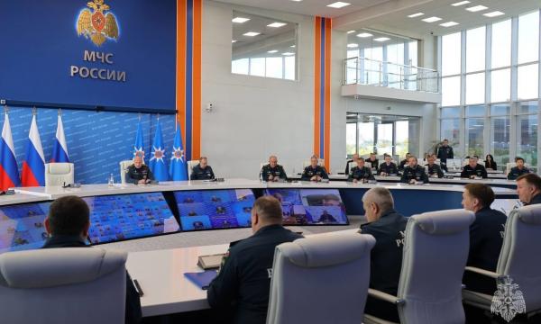 Глава МЧС России Александр Куренков представил личному составу своего заместителя Алексея Кострубицкого