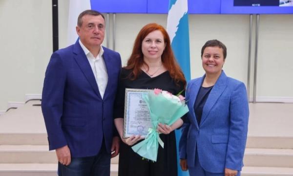 Губернатор вручил сертификат по управлению персоналом директору Аэровокзала Губернатор вручил сертификат по управлению персоналом директору Аэровокзала