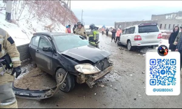 В Холмске молодой водитель спровоцировал аварию на встречной полосе