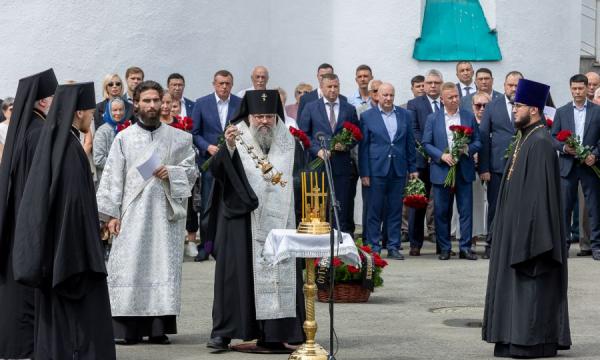 В Южно-Сахалинске почтили память губернатора Игоря Фархутдинова