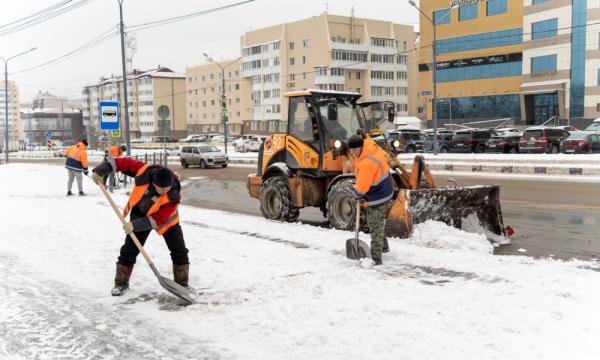 Дорожные службы Южно-Сахалинска расчищают улицы после снегопада