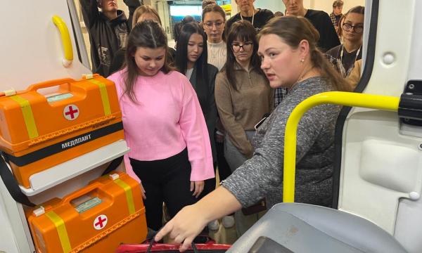 Студенты медколледжа Сахалина осваивают профессию на станции скорой помощи