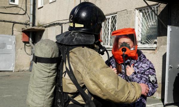 Сотрудники МЧС    России отработали действия при условном пожаре