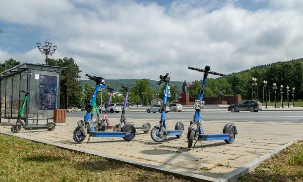 Самокатчики, велосипедисты и роллеры разрушают мемориалы и скверы Южно-Сахалинска страдают