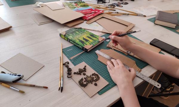 В Сахалинской библиотеке провели мастер-класс по декору книг