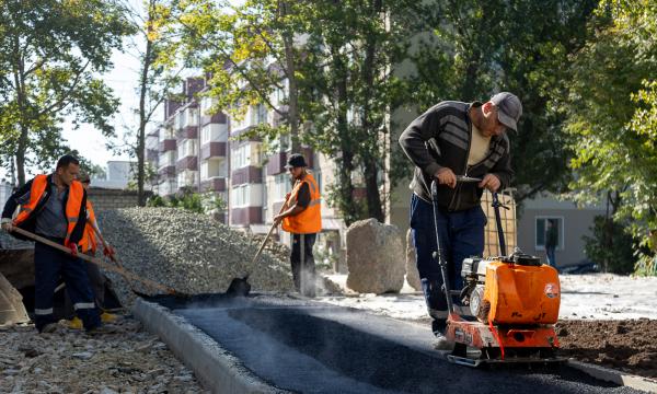 Мэр Южно-Сахалинска проверил ход капитального ремонта дворов на Амурской и Сахалинской