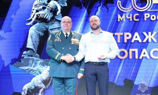 В Южно-Сахалинске состоялось торжественное мероприятие, посвященное 35-летию МЧС России