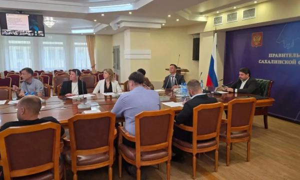 В Правительстве Сахалинской области обсудили перспективы применения резиновой крошки шин