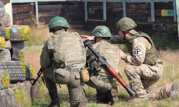 На Сахалине гранатомётчики ВВО поразили бронированную технику условного противника