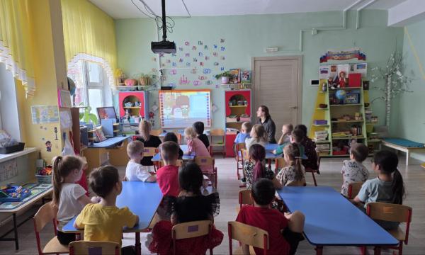 Воспитанники сахалинского детсада "Малыш" превратили бумажные тарелки в лебедей