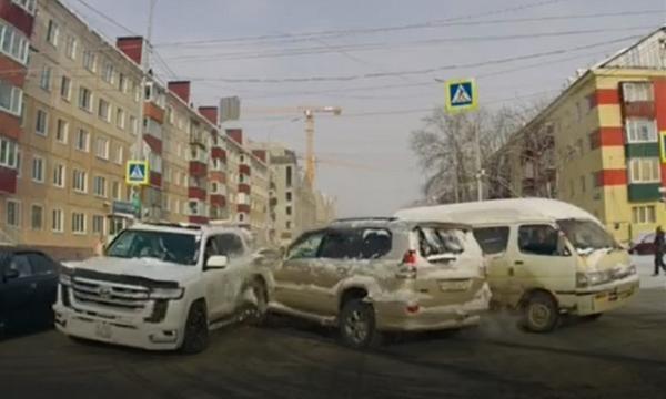 В Южно-Сахалинске водитель спровоцировал аварию и скрылся В Южно-Сахалинске водитель спровоцировал аварию и скрылся